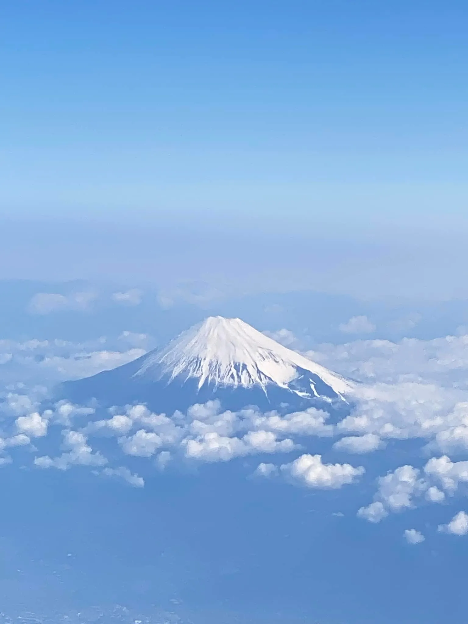 飛行機からの富士山が今日は凄く綺麗に見れて朝から気持ちスッキ...